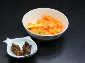 胡萝卜去皮切块，罗汉果去内肉洗净，生姜切丝；