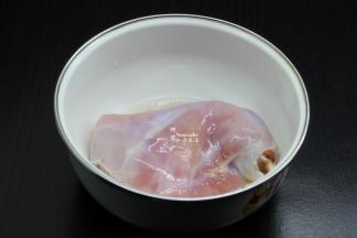 兔肉，清水浸泡去血，捞出沥干水分，放盐、料酒腌制5分钟；