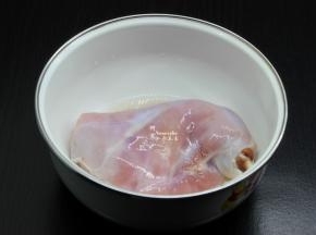 兔肉，清水浸泡去血，捞出沥干水分，放盐、料酒腌制5分钟；