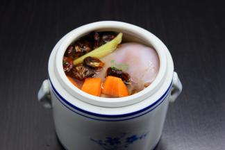 腌制好兔肉，去掉水分，与胡萝卜、罗汉果一起放入炖锅中，加适量的清水；PS：腌制兔肉的水一定要去掉。