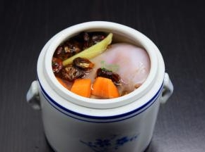 腌制好兔肉，去掉水分，与胡萝卜、罗汉果一起放入炖锅中，加适量的清水；PS：腌制兔肉的水一定要去掉。