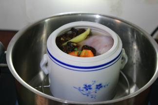 锅中适量的清水煮沸，放入锅中，盖上炖盅盖子，隔水炖；PS：炖盅与锅盖都是盖子的，拍照时候没有盖盖子。