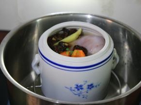 锅中适量的清水煮沸，放入锅中，盖上炖盅盖子，隔水炖；PS：炖盅与锅盖都是盖子的，拍照时候没有盖盖子。