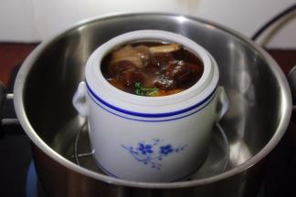 再次煮沸之后，改为中小火炖1.5小时；PS：根据火的大小，确定时间。