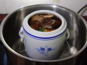 再次煮沸之后，改为中小火炖1.5小时；PS：根据火的大小，确定时间。