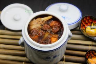 炖好的汤，端出即可享用；PS:非常烫，要小心。