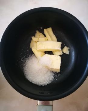 白糖和黄油称重放到小奶锅中