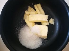 白糖和黄油称重放到小奶锅中