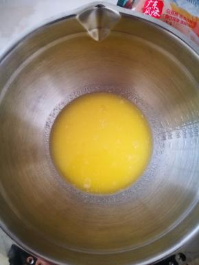 小火加热到黄油融化，倒入一个干净的盆内稍凉至不烫手