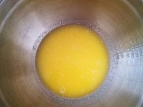 小火加热到黄油融化，倒入一个干净的盆内稍凉至不烫手