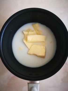 往小奶锅中加入牛奶