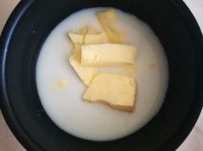 往小奶锅中加入牛奶