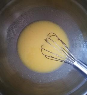 用手动打蛋器搅拌均匀