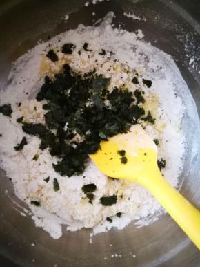 海苔直接用手揉碎加入,因为海苔里有盐，所以不格外加盐了