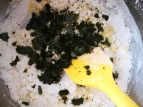 海苔直接用手揉碎加入,因为海苔里有盐，所以不格外加盐了
