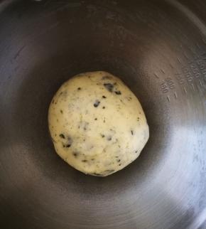 用手将材料全部揉匀成团