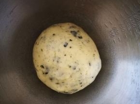 用手将材料全部揉匀成团