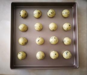 平均分成16个小份，搓圆，放到烤盘上，我用的学厨28厘米方盘