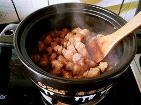 加料酒，老抽，生抽，搅拌均匀上色。