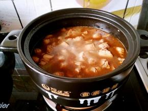 加入多一些的冷水（因为粉条比较吃汤），没错，就是冷水，当然普通砂锅是不可以这样做的，除非你这锅菜是不想要了！但是我用的是陶煲王的食来运转砂锅，是可以800度干烧不裂的，耐急冷急热的，别说在锅热的时候添冷水进去，就算是刚从冰箱取出来也是可以马上就用的，绝对不会破掉。