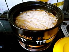 烧开大约半个钟头之后，加入提前泡好的粉条，再加适量的盐，继续煮。