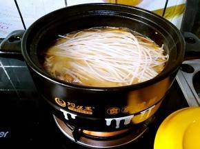 烧开大约半个钟头之后，加入提前泡好的粉条，再加适量的盐，继续煮。