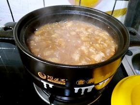 煮至汤汁渐少变得浓稠，粉条已经接近透明只有一点点白心的时候关火。