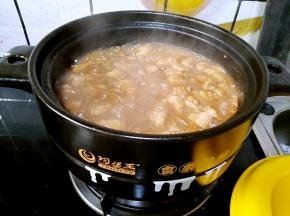 煮至汤汁渐少变得浓稠，粉条已经接近透明只有一点点白心的时候关火。