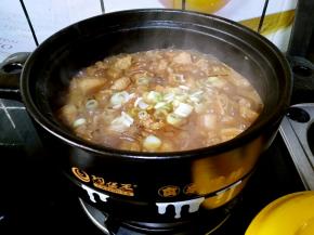 十分钟之后，粉条已经熟透了但是却不会过度软烂，加入少许的味精，再撒上一些葱花，香味儿会让你……你懂的！