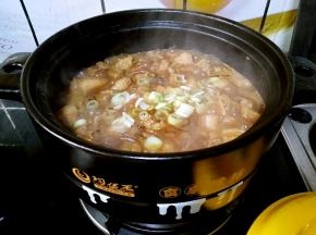 十分钟之后，粉条已经熟透了但是却不会过度软烂，加入少许的味精，再撒上一些葱花，香味儿会让你……你懂的！
