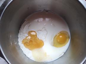 主料中除去黄油和盐以外的材料放入盆中