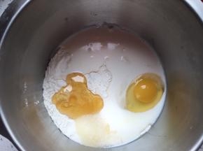 主料中除去黄油和盐以外的材料放入盆中