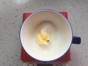 二发时来制作酥粒，将软化的黄油和白砂糖称出