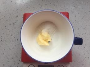 二发时来制作酥粒，将软化的黄油和白砂糖称出