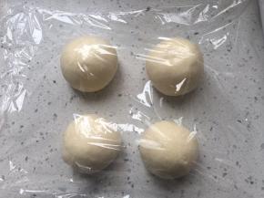 分成两个90克面团，剩下的面团再平均分成两个（大约65克一个）