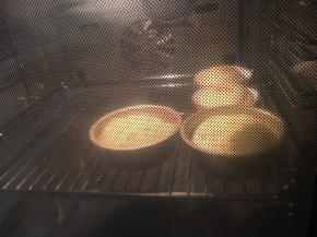 放入预热好180度烤箱中烘烤18分钟