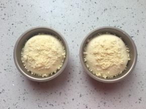 二发到两倍大时拿出喷水，表面撒酥粒