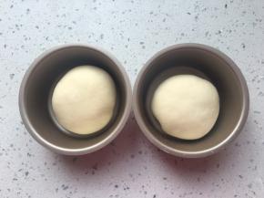 放入四寸模具中，两个65克面团也依次做完，放入纸托中