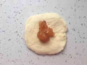 放入适量果酱