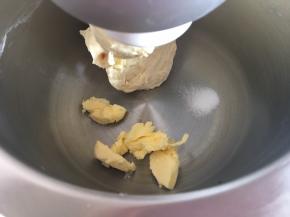 揉到扩展阶段，放入黄油和盐。揉到完全阶段