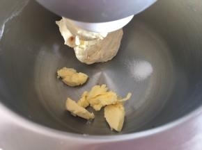 揉到扩展阶段，放入黄油和盐。揉到完全阶段