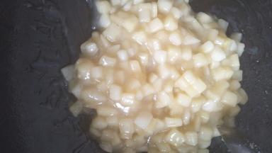 苹果切成小粒，锅内放适量黄油，油热之后倒入苹果粒进行翻炒，根据个人口味可以加适量糖，加少许水，把苹果粒煮软一点，最后用水淀粉勾芡，苹果粒粘稠之后放凉备用