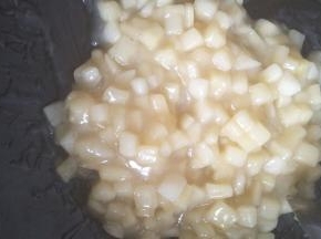 苹果切成小粒，锅内放适量黄油，油热之后倒入苹果粒进行翻炒，根据个人口味可以加适量糖，加少许水，把苹果粒煮软一点，最后用水淀粉勾芡，苹果粒粘稠之后放凉备用