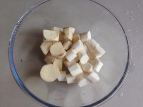 淮山和红薯都去皮，切成块状。（淮山去皮时最好戴手套，防止手痒）