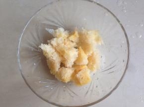 雪耳提前几个小时浸泡，去蒂，切成小块