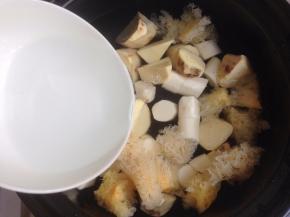 雪耳、淮山和红薯都放进锅里，加入水