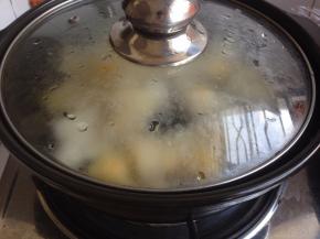盖上锅盖，大火烧开后，转小火煮30分钟。（中途要搅拌一下，防止粘锅底）