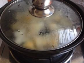 盖上锅盖，大火烧开后，转小火煮30分钟。（中途要搅拌一下，防止粘锅底）