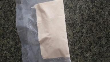 把塑料纸折过来，将两张皮对齐