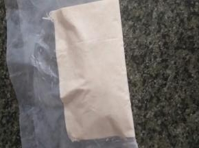 把塑料纸折过来，将两张皮对齐